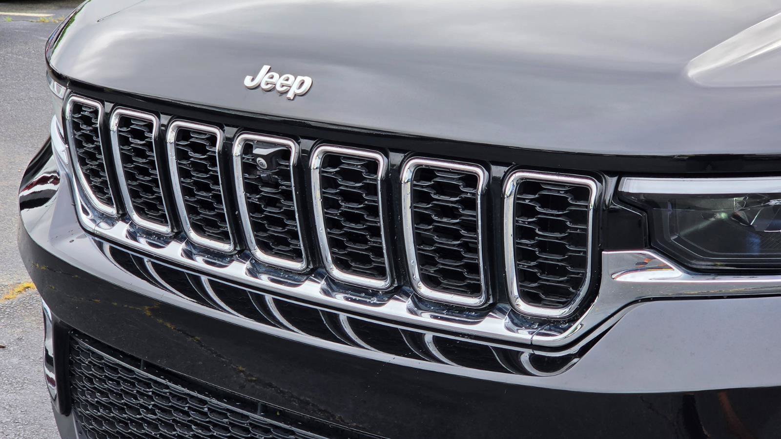 Used 2025 Jeep Grand Cherokee Limited w/ Luxury Tech Group II RWD image 12