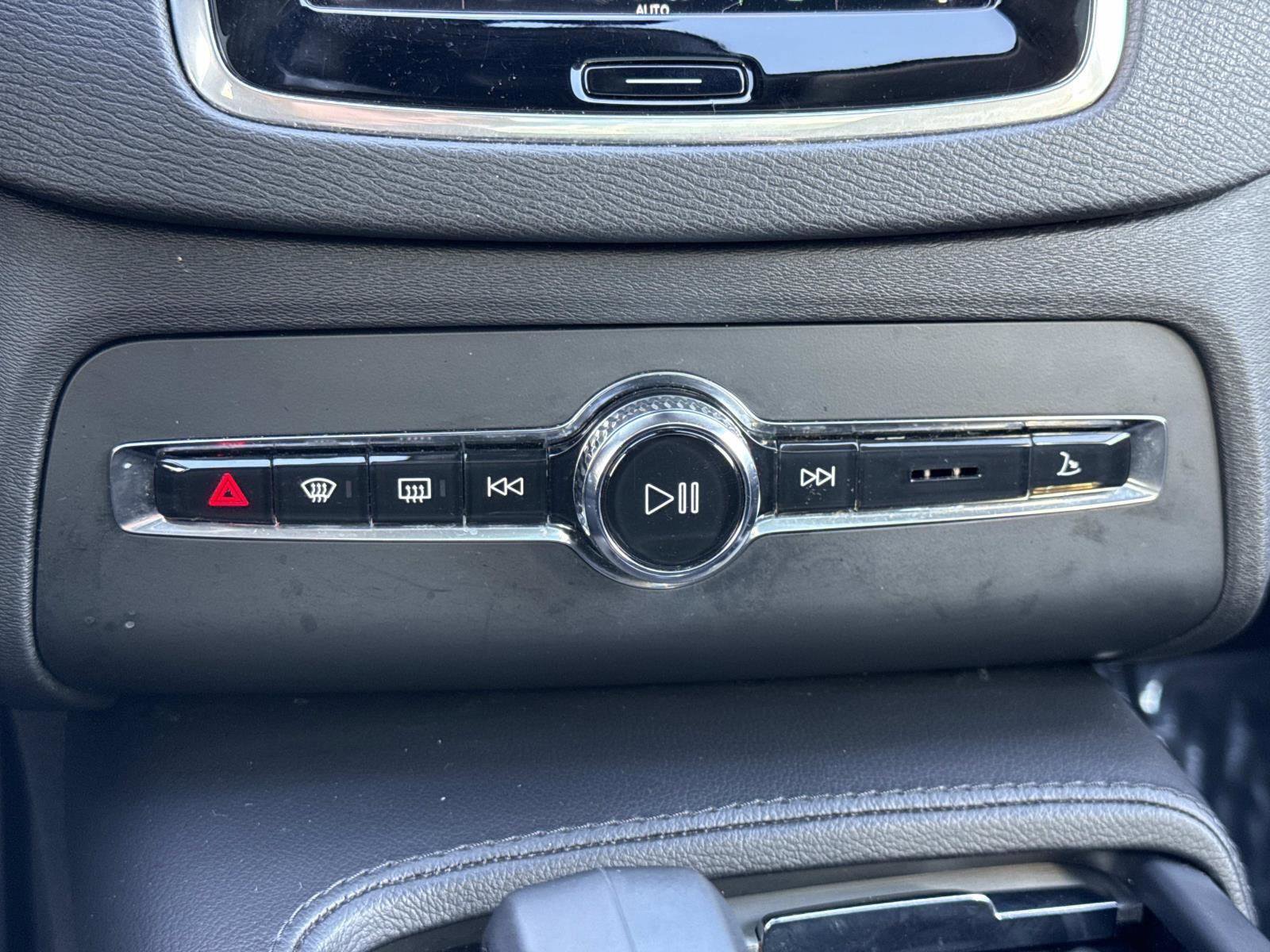 Used 2023 Volvo XC90 B5 Core w/ Protection Package Premier image 6