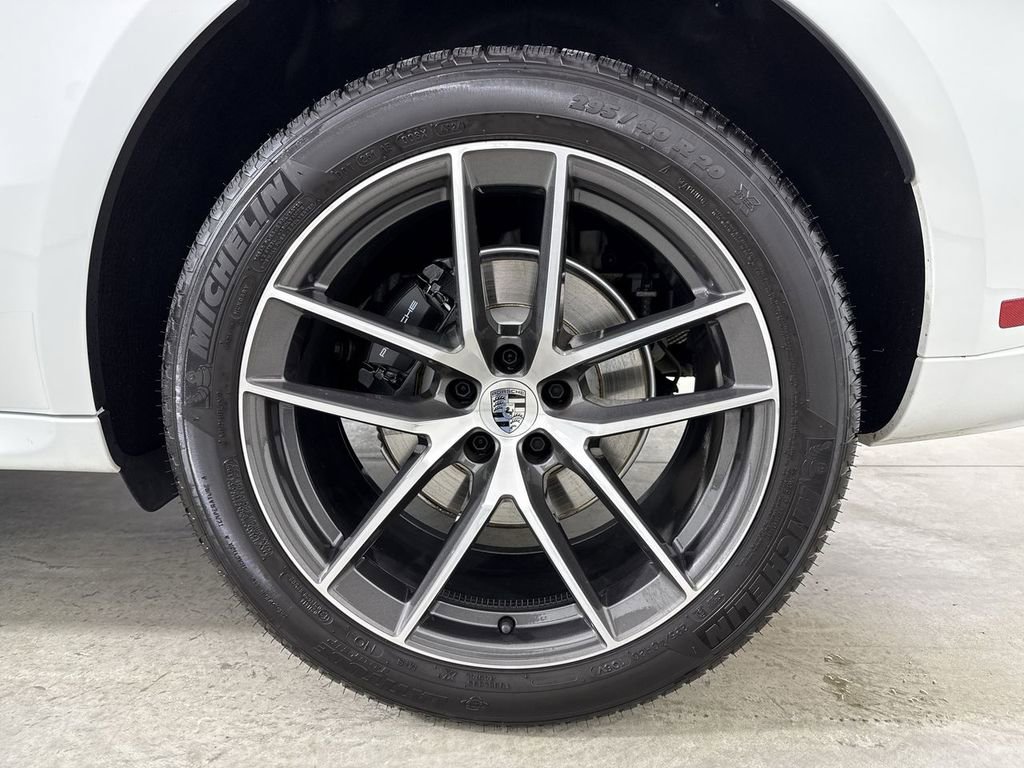 Certified 2025 Porsche Macan image 14