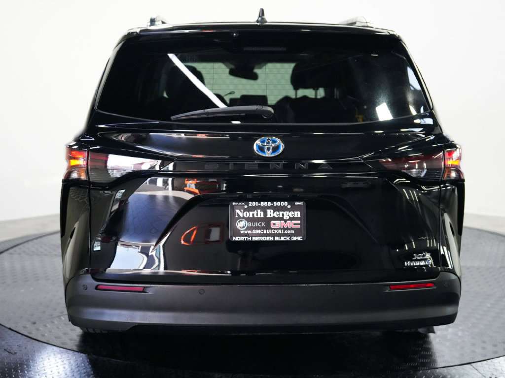 Used 2024 Toyota Sienna XLE w/ XLE Plus Package FWD image 7