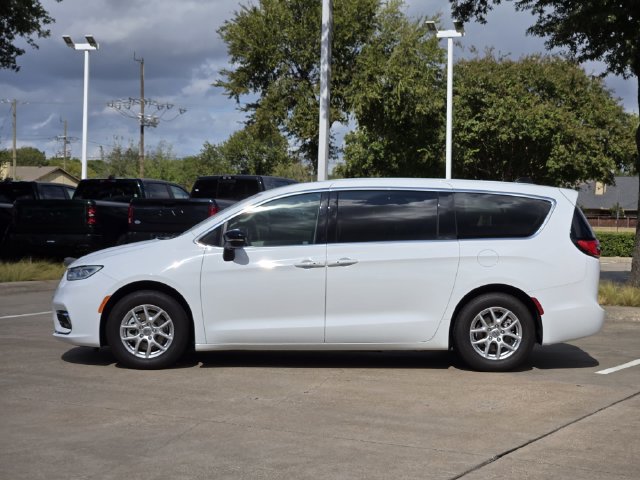 Used 2024 Chrysler Pacifica Touring-L FWD image 4