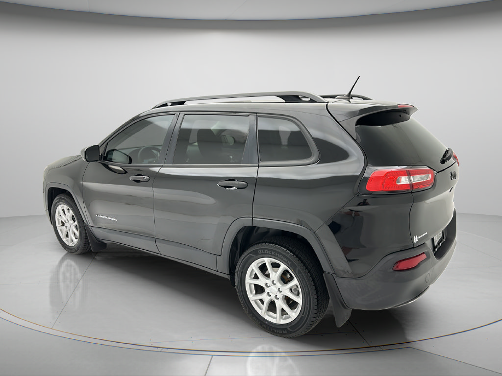 Used 2017 Jeep Cherokee Sport FWD image 4