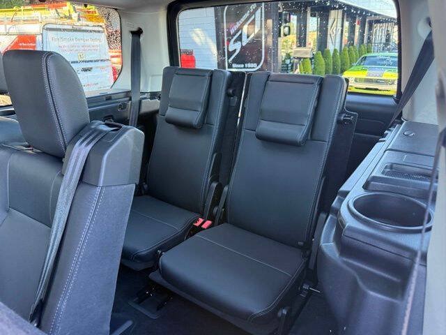Used 2015 Land Rover LR4 HSE AWD/4WD image 32