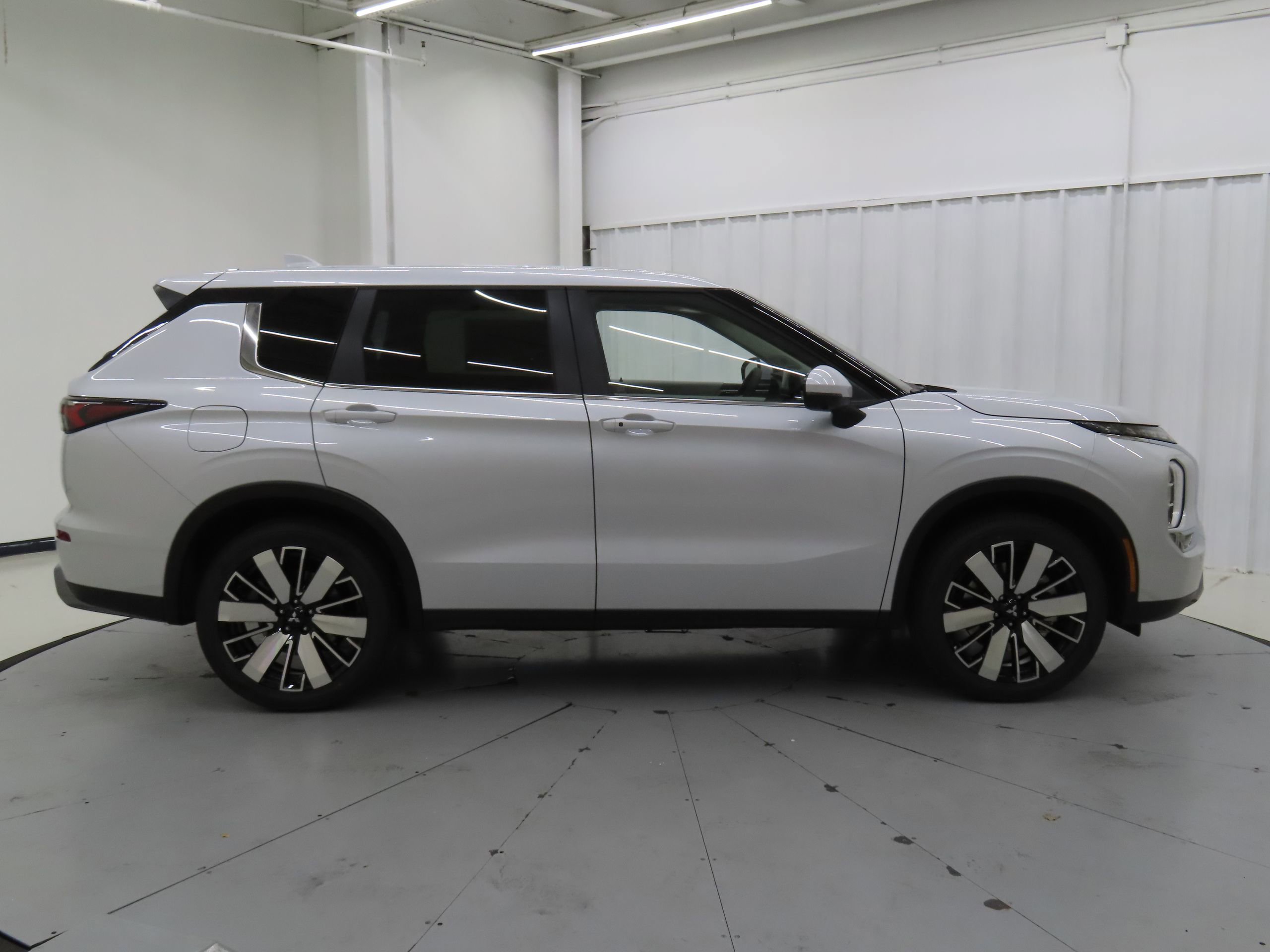 New 2025 Mitsubishi Outlander SE image 2