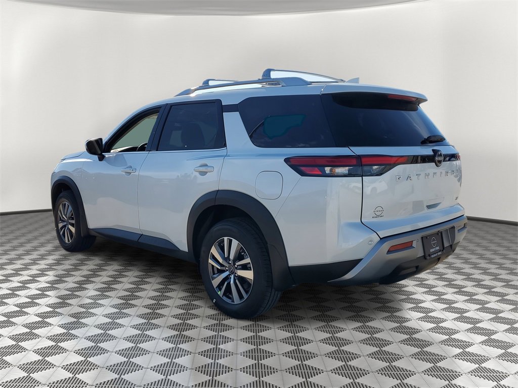 New 2025 Nissan Pathfinder SL image 2