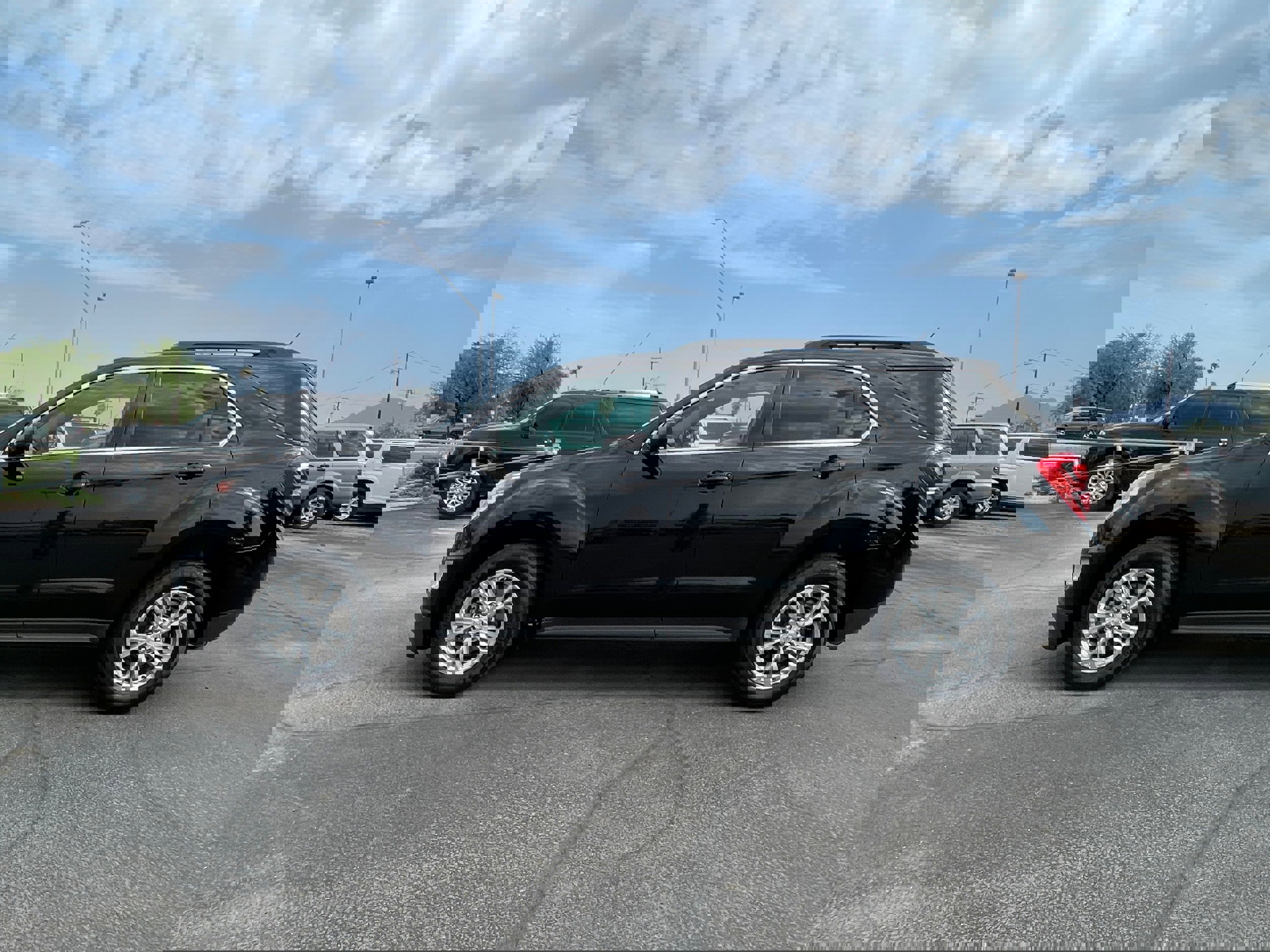 Used 2017 Chevrolet Equinox LT image 2