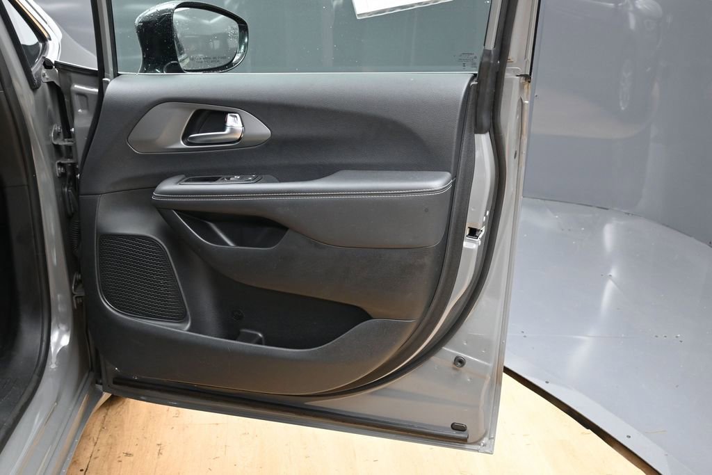 Used 2025 Chrysler Pacifica Select FWD image 40