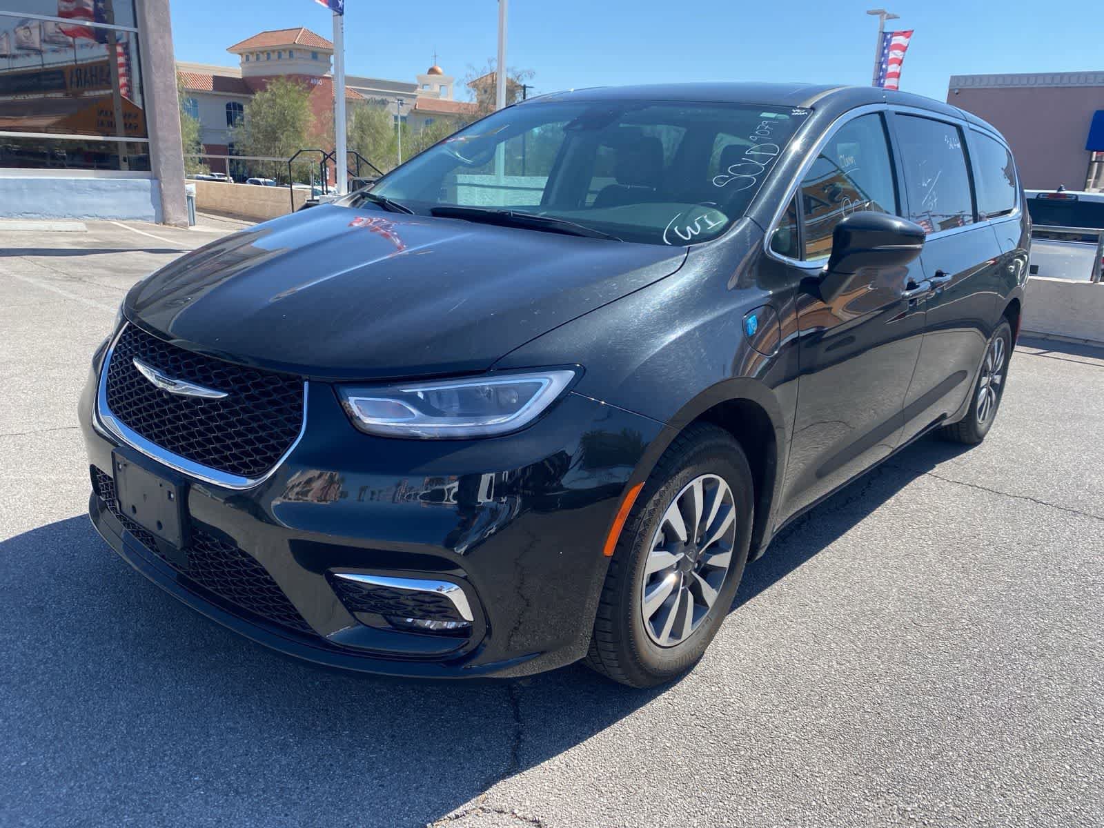 Used 2023 Chrysler Pacifica Touring-L FWD image 1