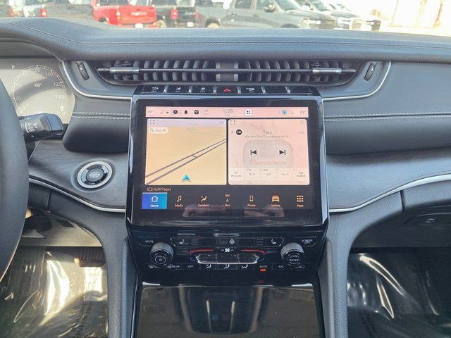 Certified 2023 Jeep Grand Cherokee Limited w/ Black Appearance Package AWD/4WD image 28