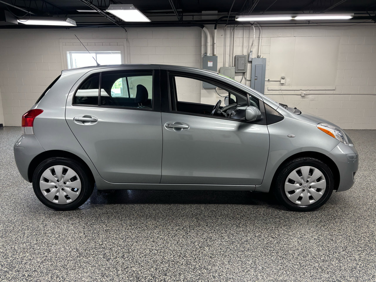 Used 2010 Toyota Yaris Liftback 5-Door image 3