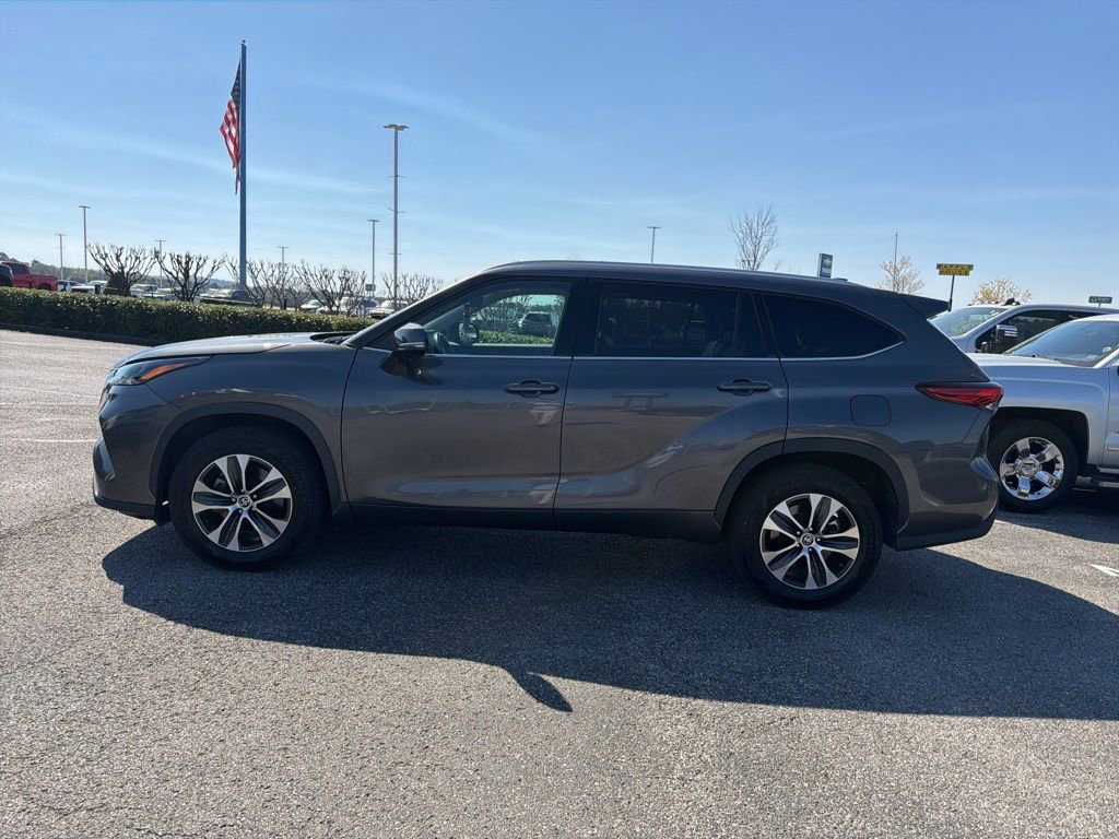 Used 2022 Toyota Highlander XLE image 3