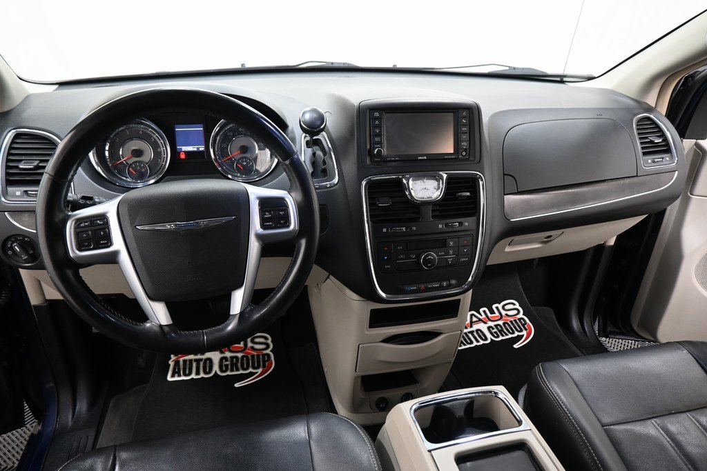 Used 2013 Chrysler Town & Country Touring image 4