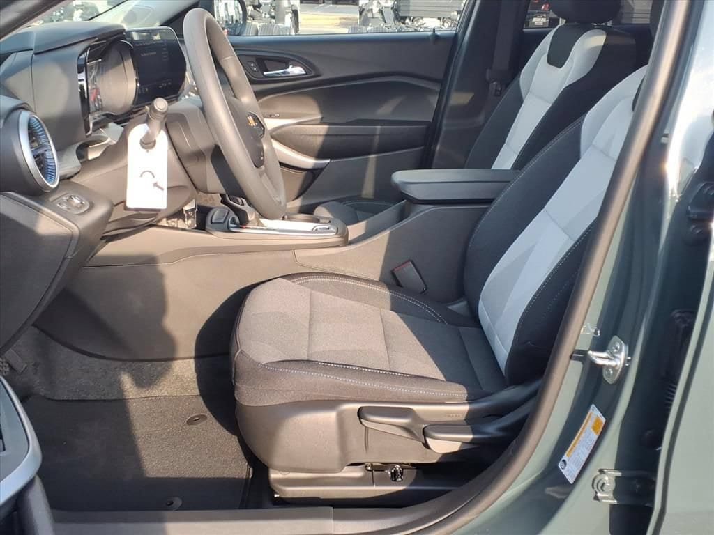 New 2026 Chevrolet Trax LS w/ LS Convenience Package FWD image 16