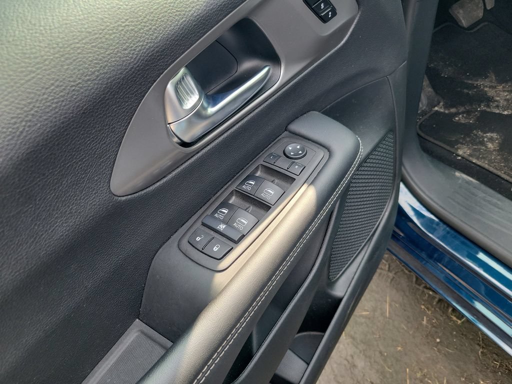 Used 2025 Chrysler Pacifica Select FWD image 22