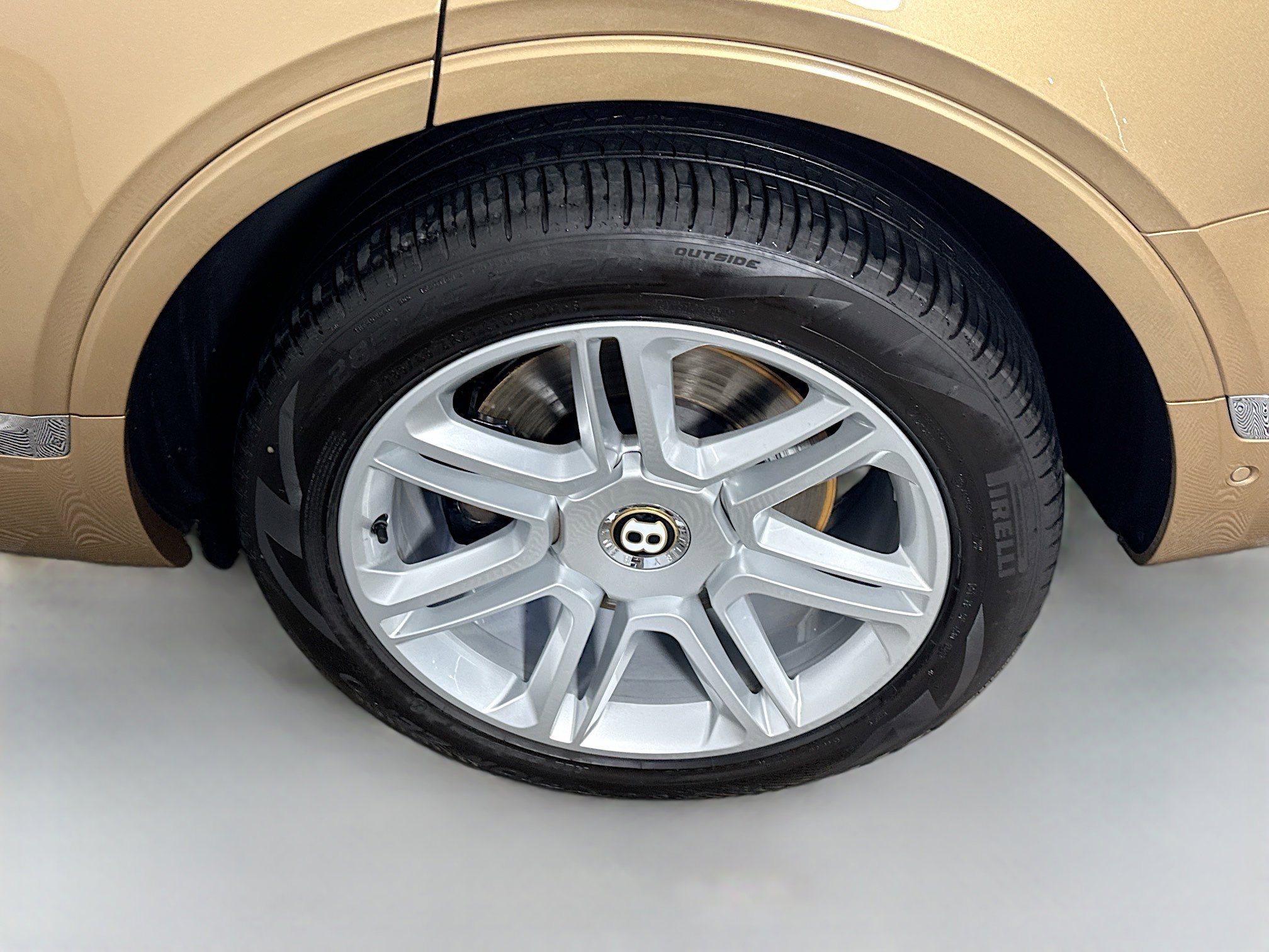 Used 2019 Bentley Bentayga image 37