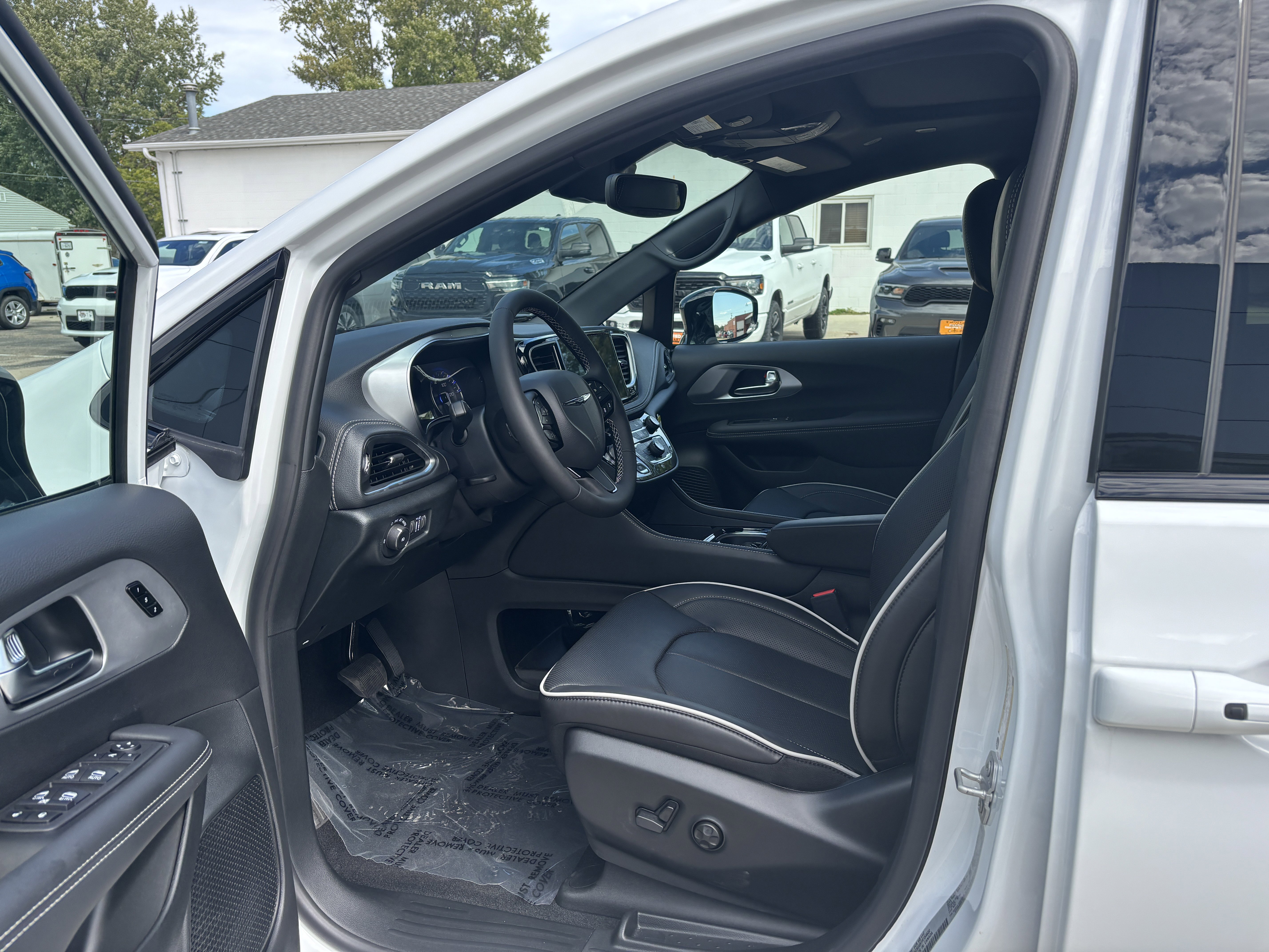 New 2026 Chrysler Pacifica Limited w/ S Appearance Package image 10