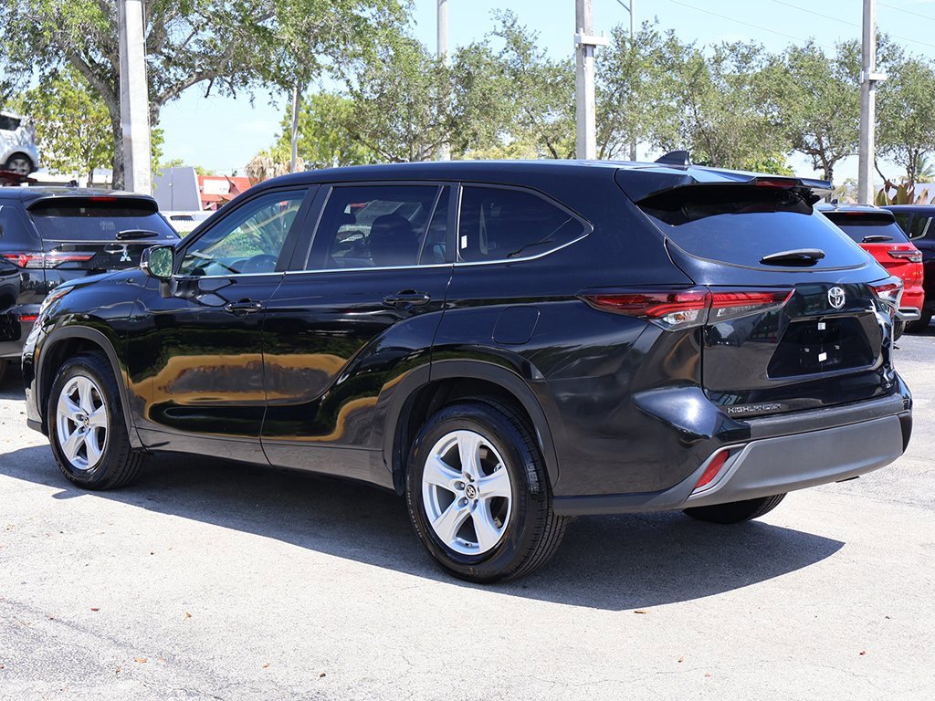 Used 2024 Toyota Highlander LE image 7
