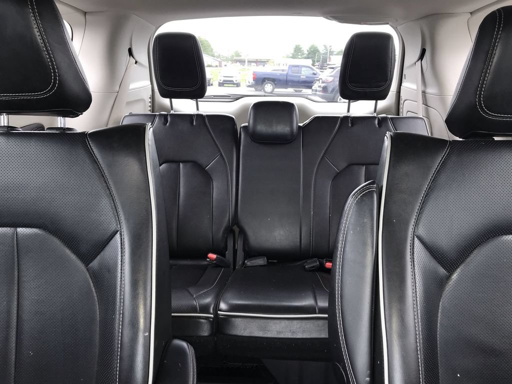 Used 2022 Chrysler Pacifica Limited w/ Uconnect Theater Family Group FWD image 24