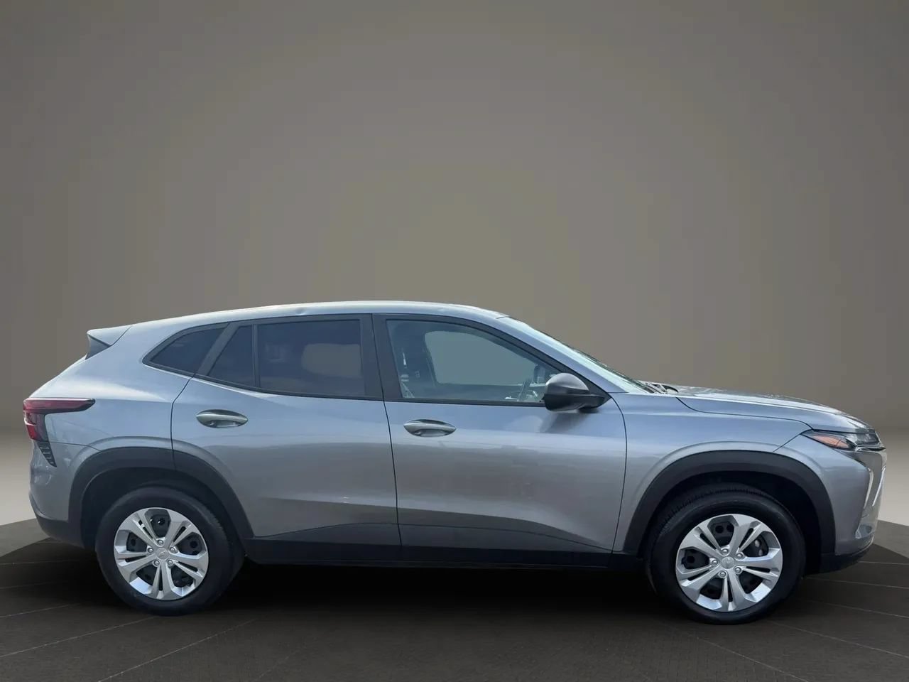 Used 2024 Chevrolet Trax LS w/ Driver Confidence Package FWD image 4