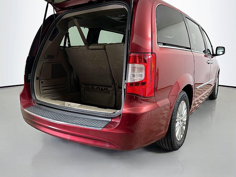 Used 2013 Chrysler Town & Country Limited w/ Luxury Group FWD image 27