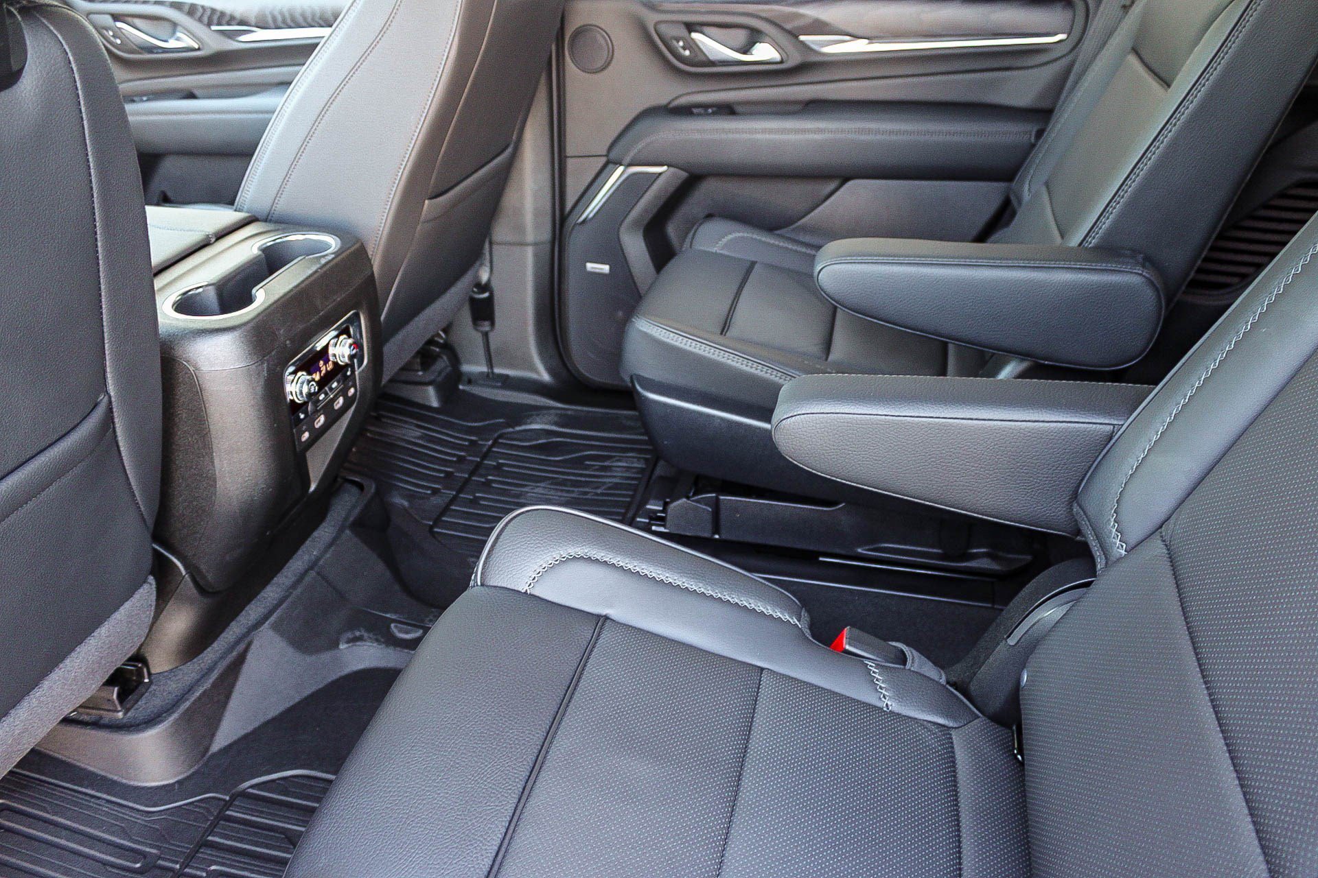 Used 2024 GMC Yukon Denali w/ Advanced Technology Package AWD/4WD image 20