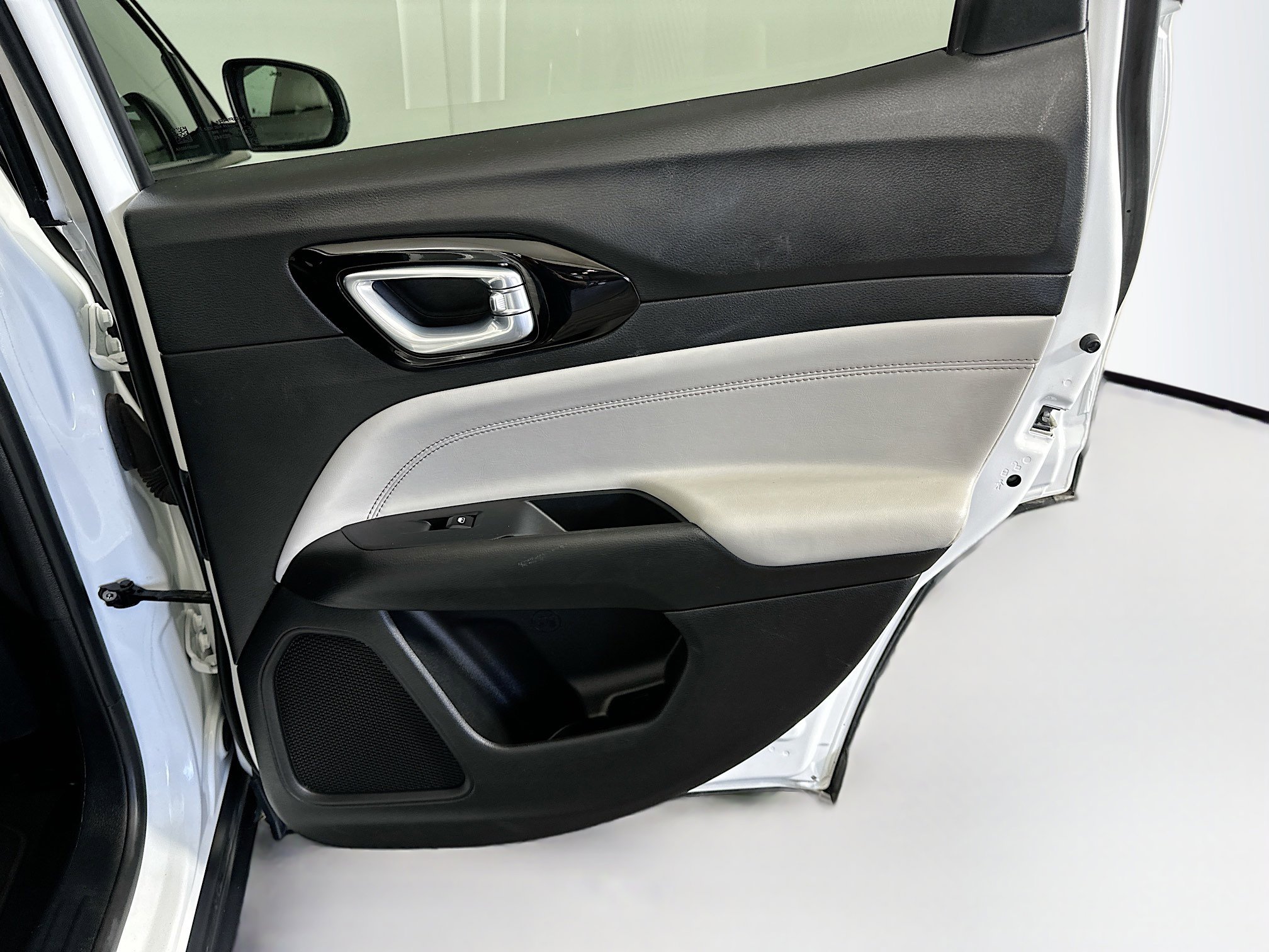 Used 2025 Jeep Compass Limited image 30