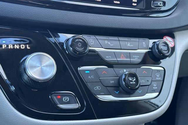 Used 2023 Chrysler Pacifica Touring-L image 31