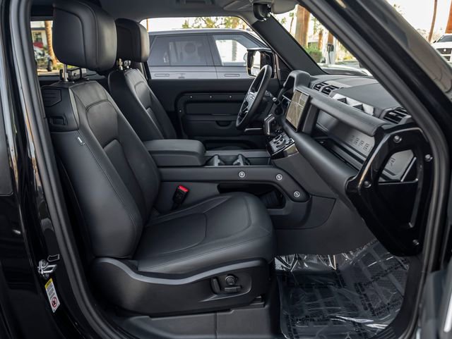 Used 2025 Land Rover Defender 90 X-Dynamic SE image 34