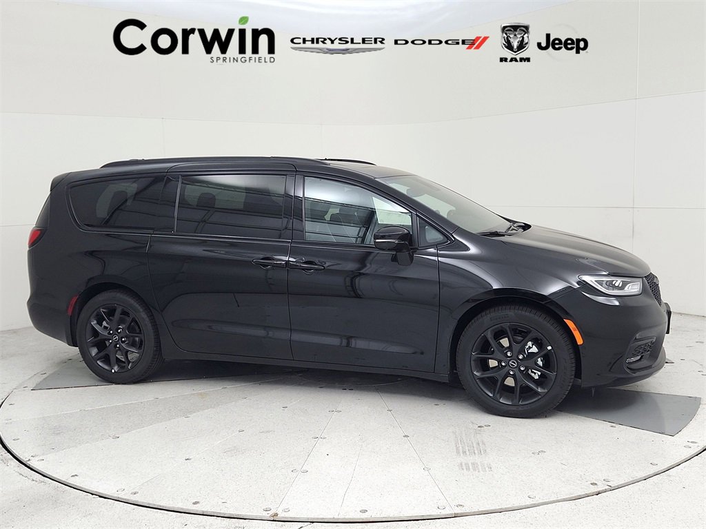 New 2026 Chrysler Pacifica Limited w/ S Appearance Package image 1