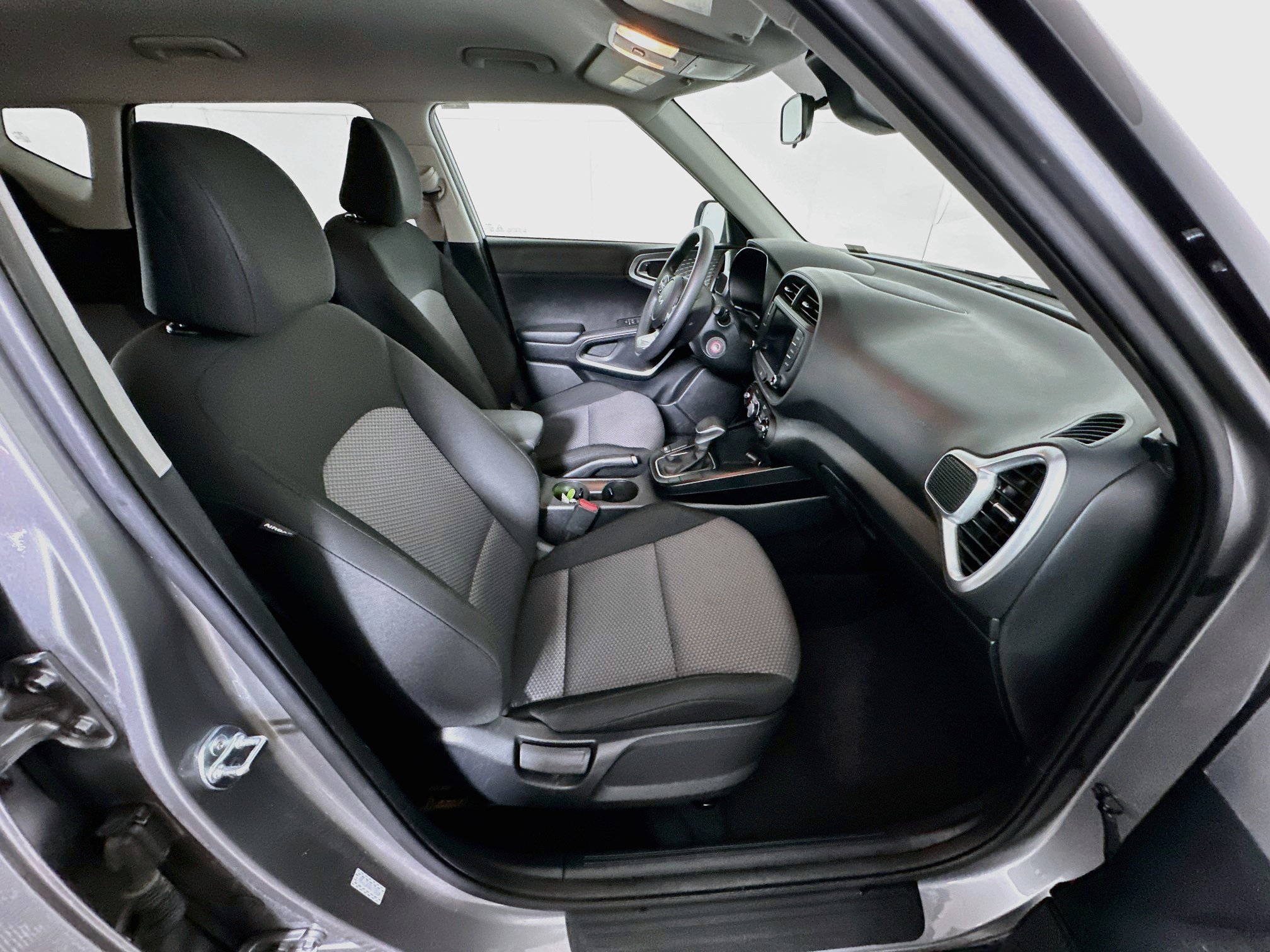 Used 2025 Kia Soul LX w/ LX Technology Package FWD image 29