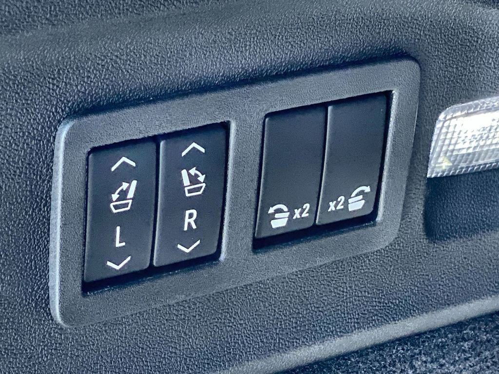 Used 2026 Cadillac Escalade IQL Luxury image 34