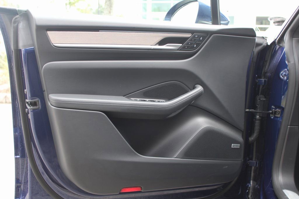 Certified 2024 Porsche Macan 4 Electric image 17