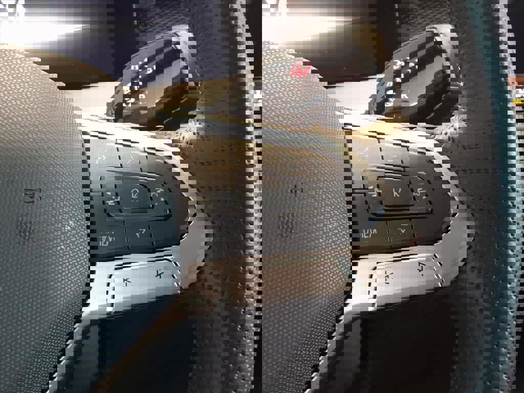 Certified 2025 Volkswagen Tiguan SE R-Line image 16