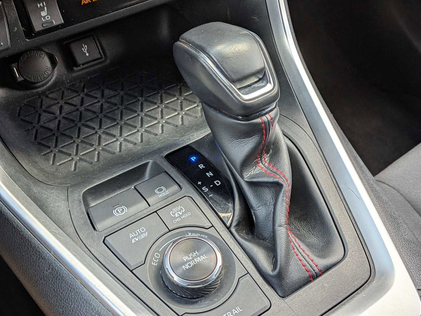 Used 2022 Toyota RAV4 SE w/ Weather & Moonroof Package image 28