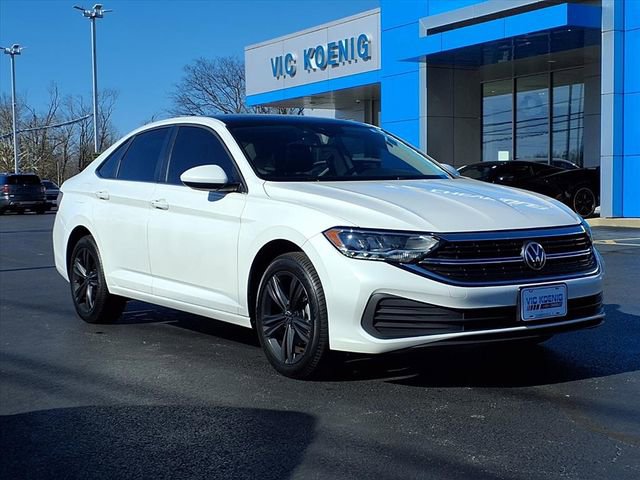 Used 2022 Volkswagen Jetta SE w/ Panoramic Sunroof Package image 2