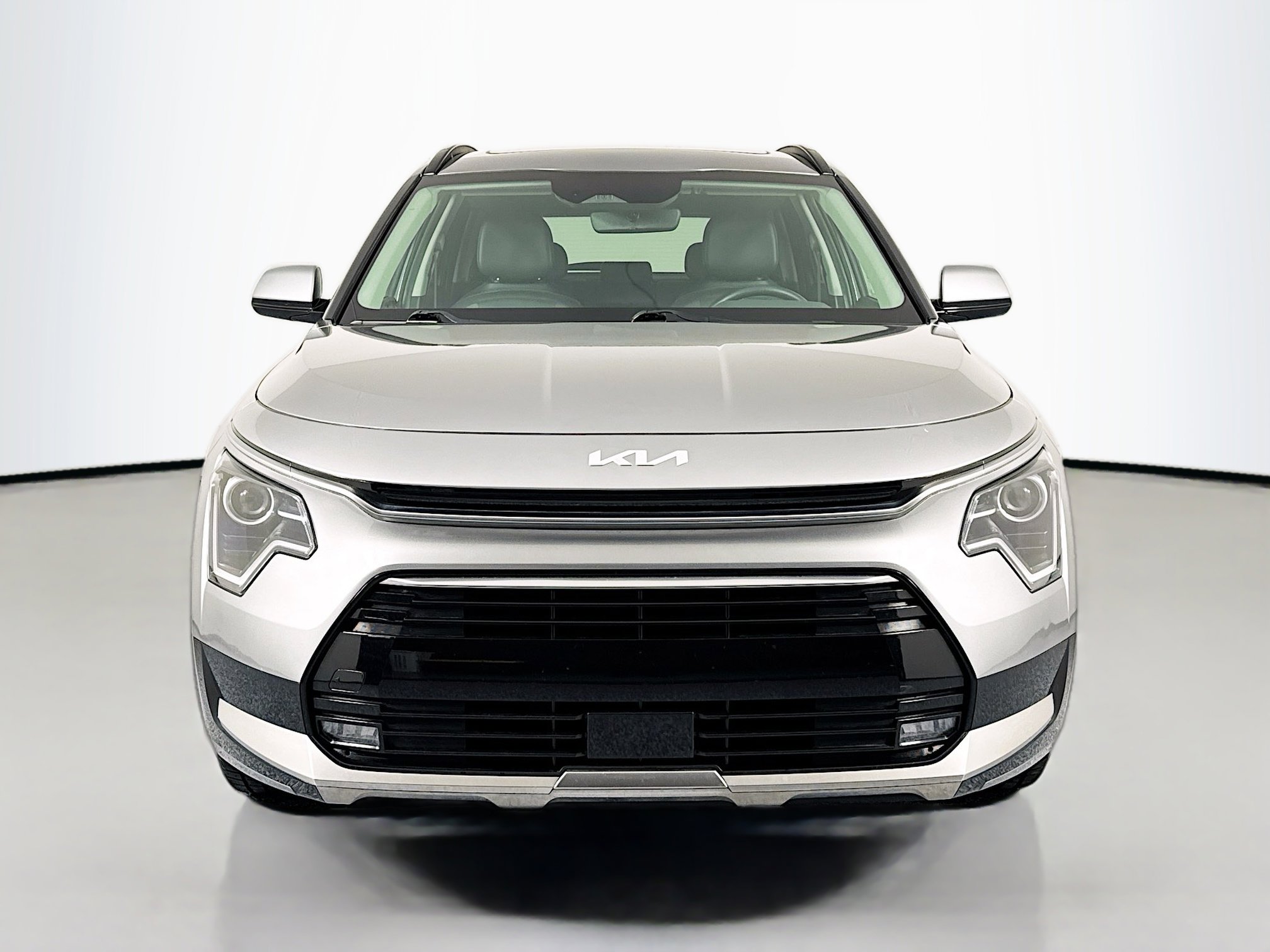 Used 2023 Kia Niro EX Touring image 2