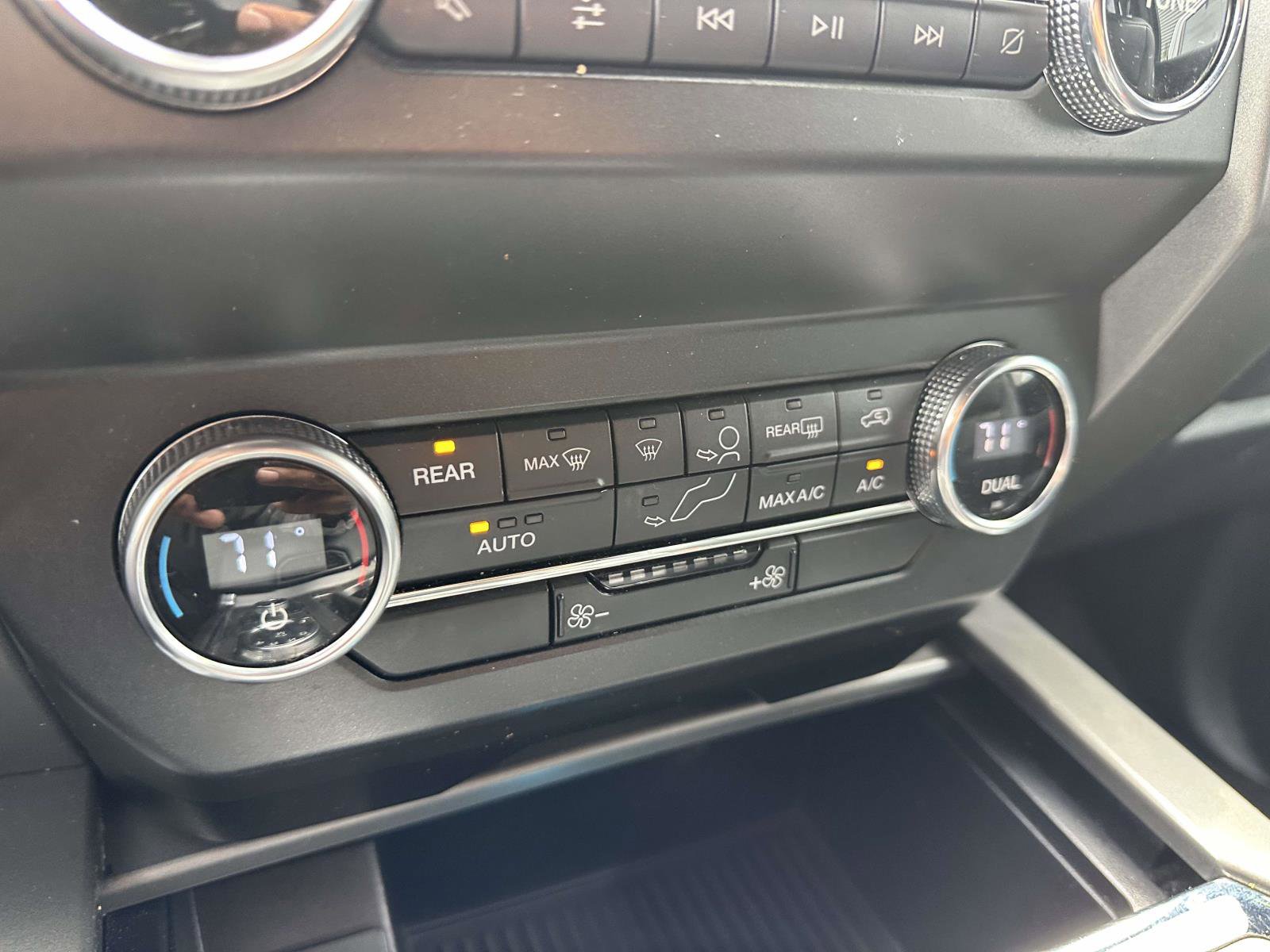 Used 2020 Ford Expedition XLT w/ Black Accent Package AWD/4WD image 24