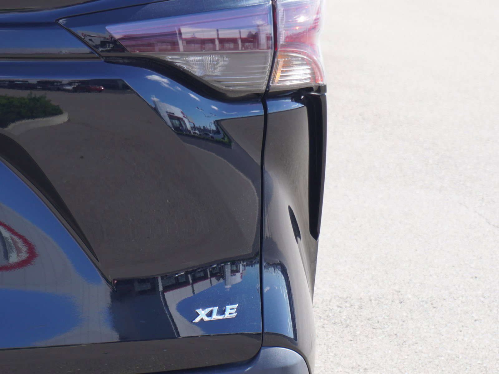 Used 2025 Toyota Sienna XLE image 9