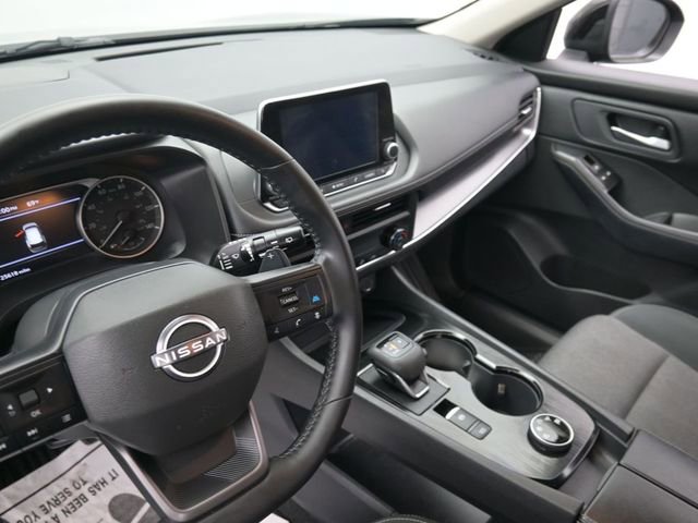 Used 2025 Nissan Rogue SV image 24
