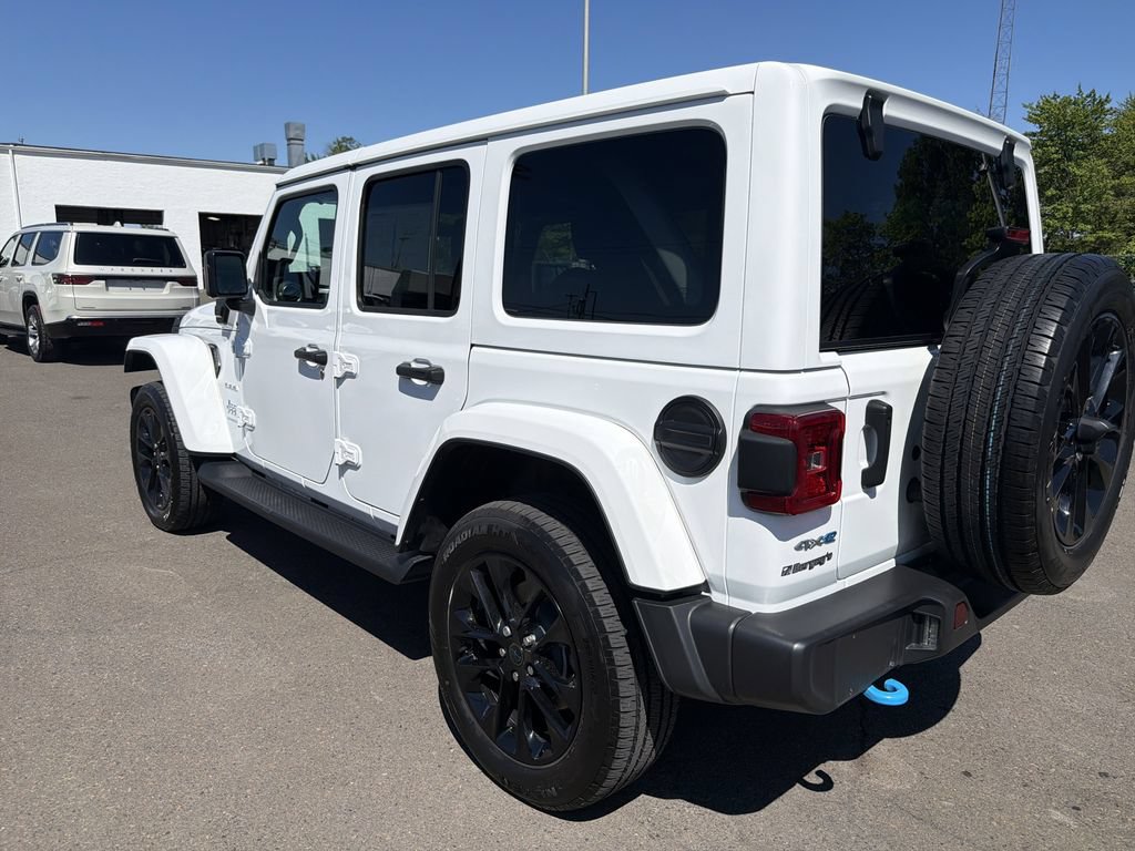 Used 2024 Jeep Wrangler Unlimited Sahara w/ Technology Group AWD/4WD image 3