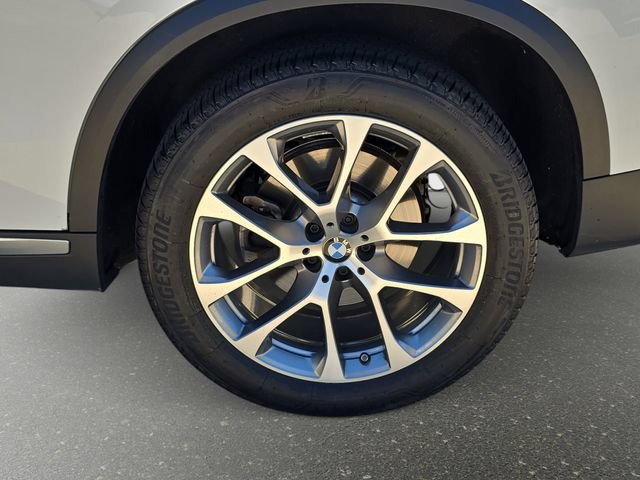 Used 2024 BMW X5 xDrive40i w/ Parking Assistance Package AWD/4WD image 37