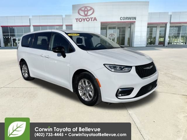 Used 2024 Chrysler Pacifica Touring-L image 1