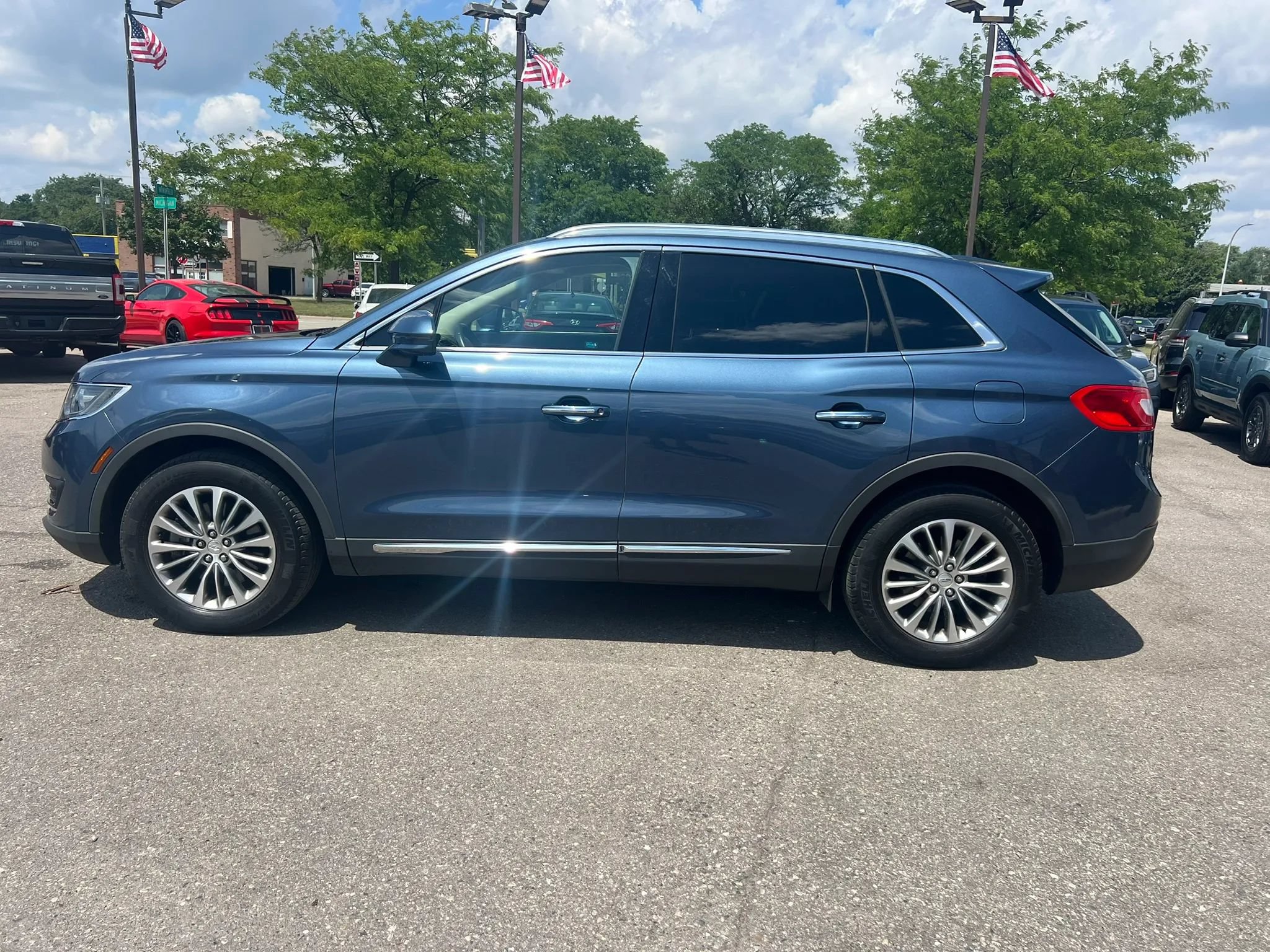 Used 2018 Lincoln MKX Select w/ Select Plus Package AWD/4WD image 4