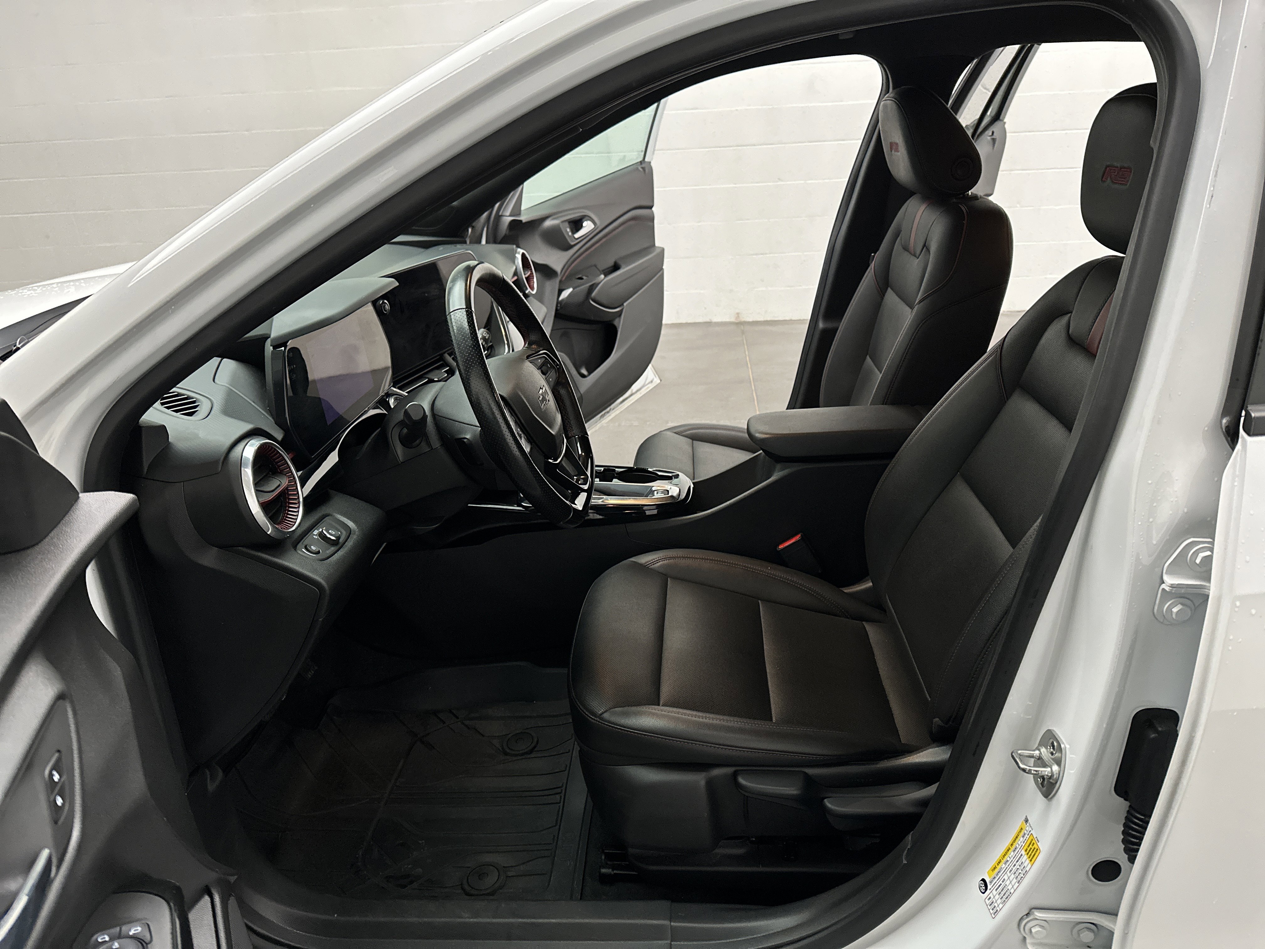 Used 2025 Chevrolet Trax RS w/ Driver Confidence Package image 16