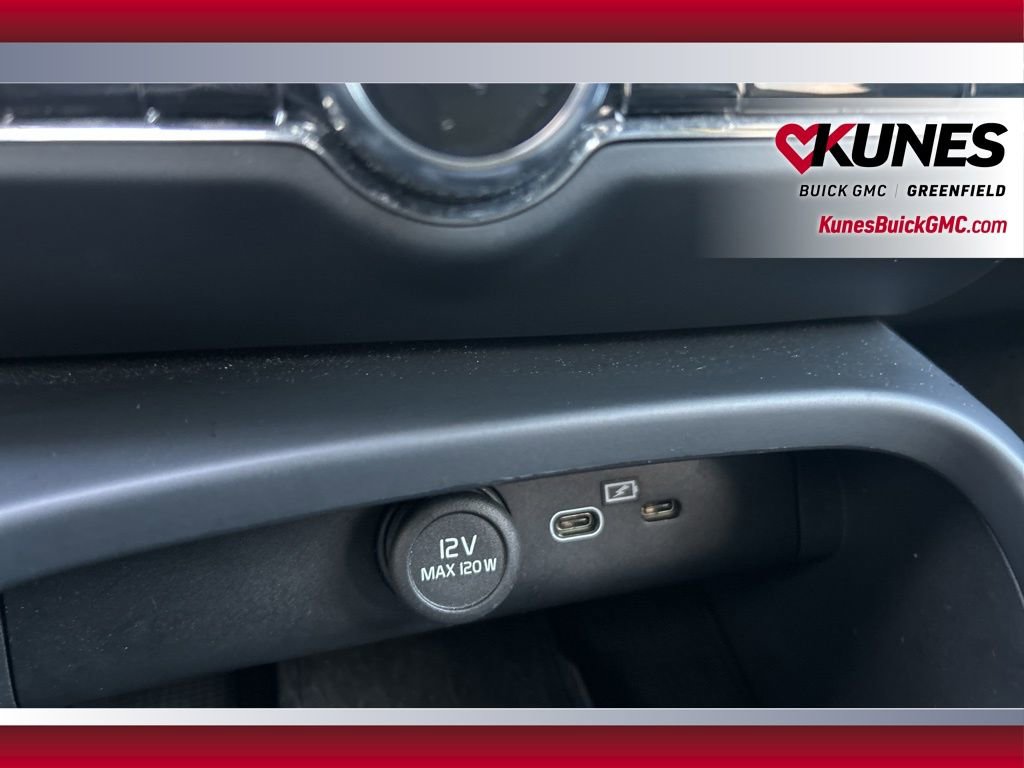 Used 2024 Volvo XC40 B5 Core image 28