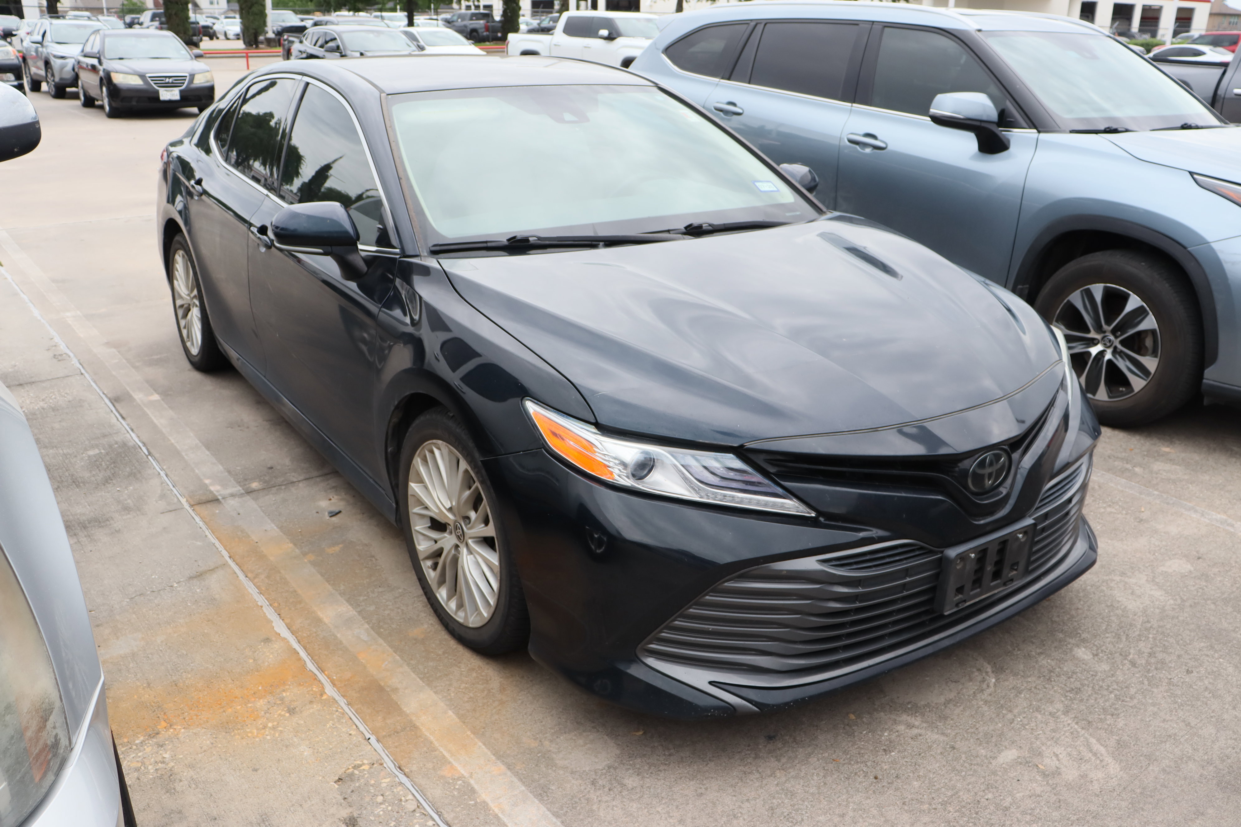 Used 2020 Toyota Camry XLE image 2