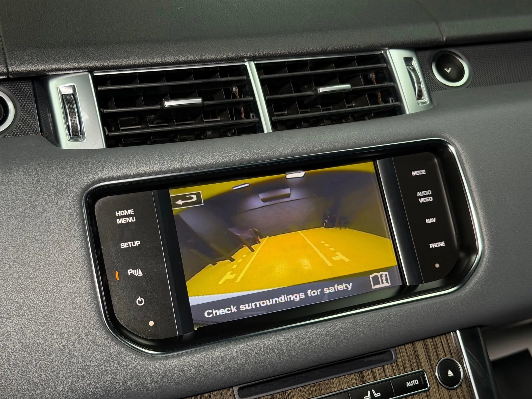 Used 2014 Land Rover Range Rover Sport SE image 23