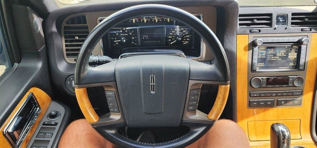 Used 2012 Lincoln Navigator 2WD image 22