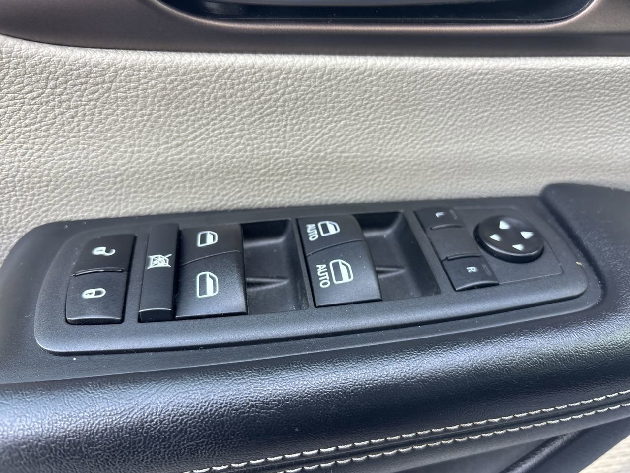 Used 2021 Chrysler Voyager LX image 17