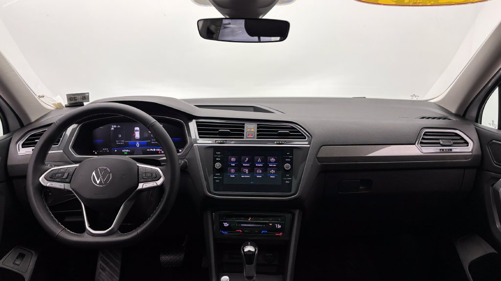 Used 2024 Volkswagen Tiguan SE w/ Panoramic Sunroof Package AWD/4WD image 29